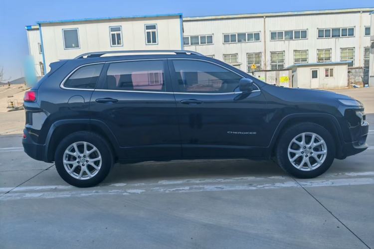 Used Jeep Cherokee 2016 2.0L Superior Edition Exterior 3