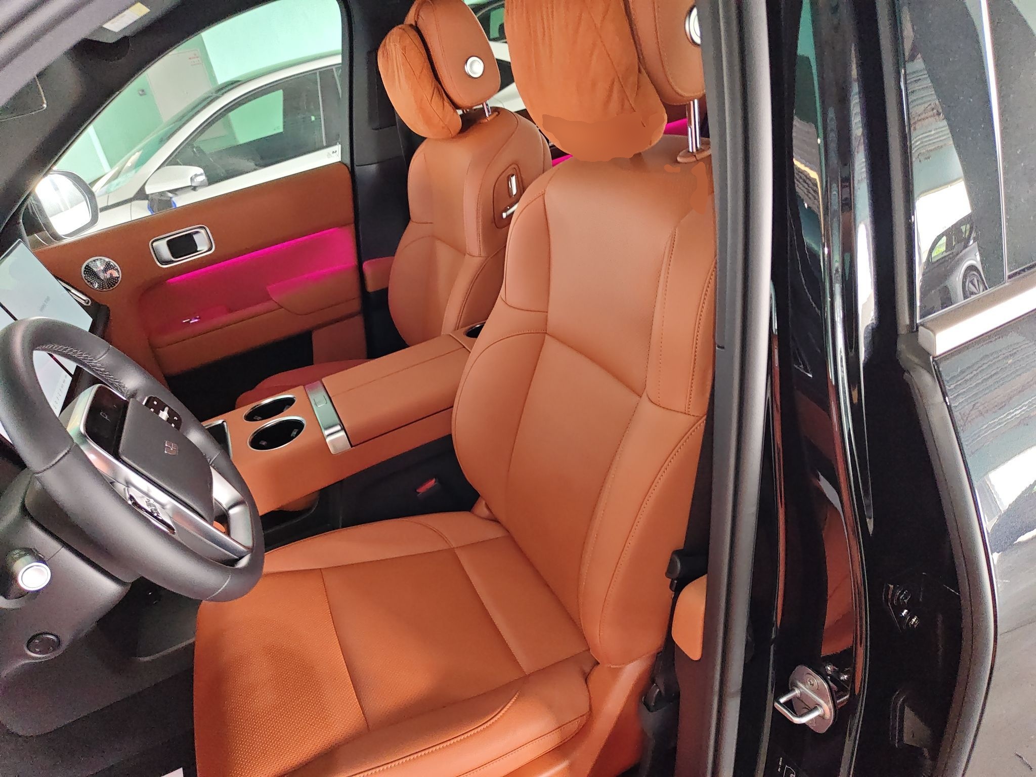 المقاعد الأمامية داخل السيارة