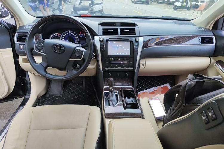 Used Toyota Camry 2016 2.5G 10th Anniversary Deluxe Navigation Edition Center Console