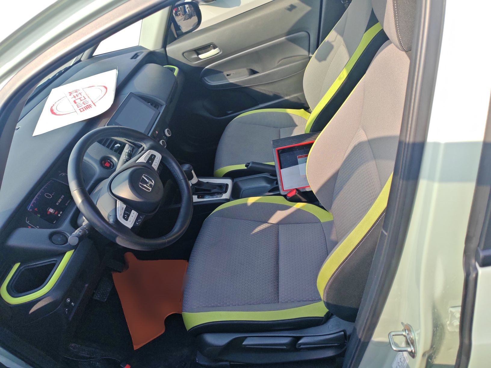 المقاعد الأمامية داخل السيارة