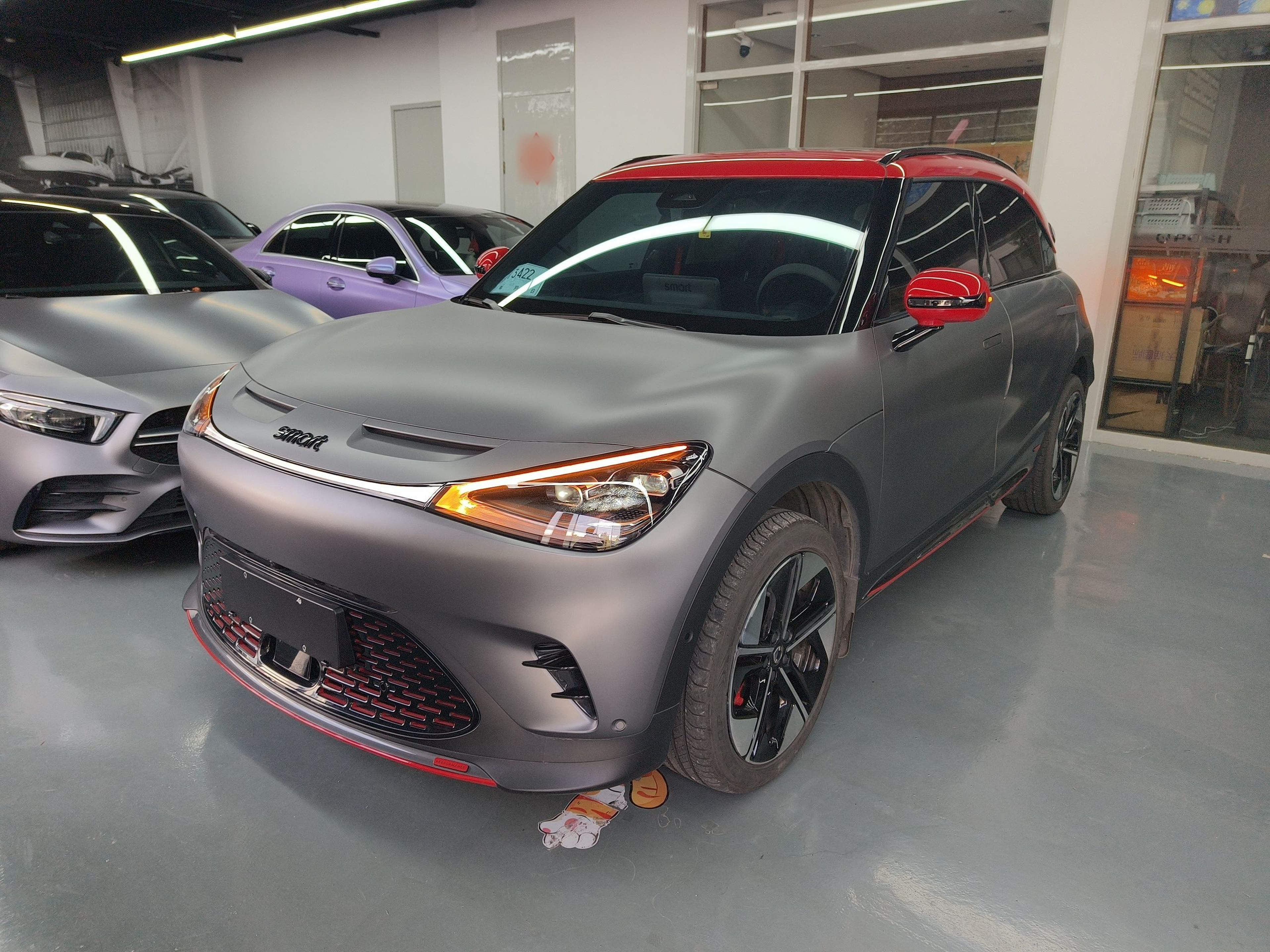 تحت مقدمة السيارة