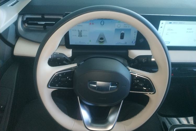 Used Geometry E Firefly 2024 401 km Fluorescent Steering Wheel