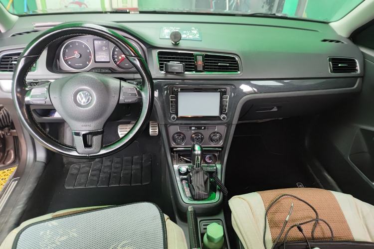 Used Volkswagen Cross Lavida 2014 1.6L Automatic Center Console