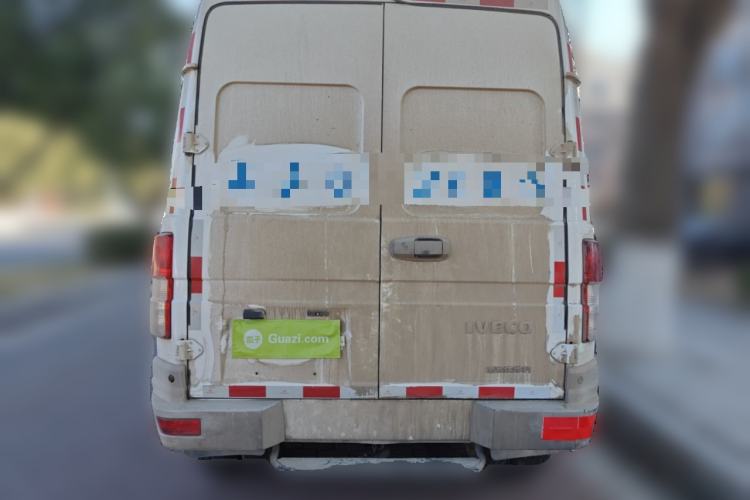 Used Iveco Daily 2020 2.8T V35 Box Truck with Dual Tires Mid-Roof Design 3 Seats Emission Standard China V