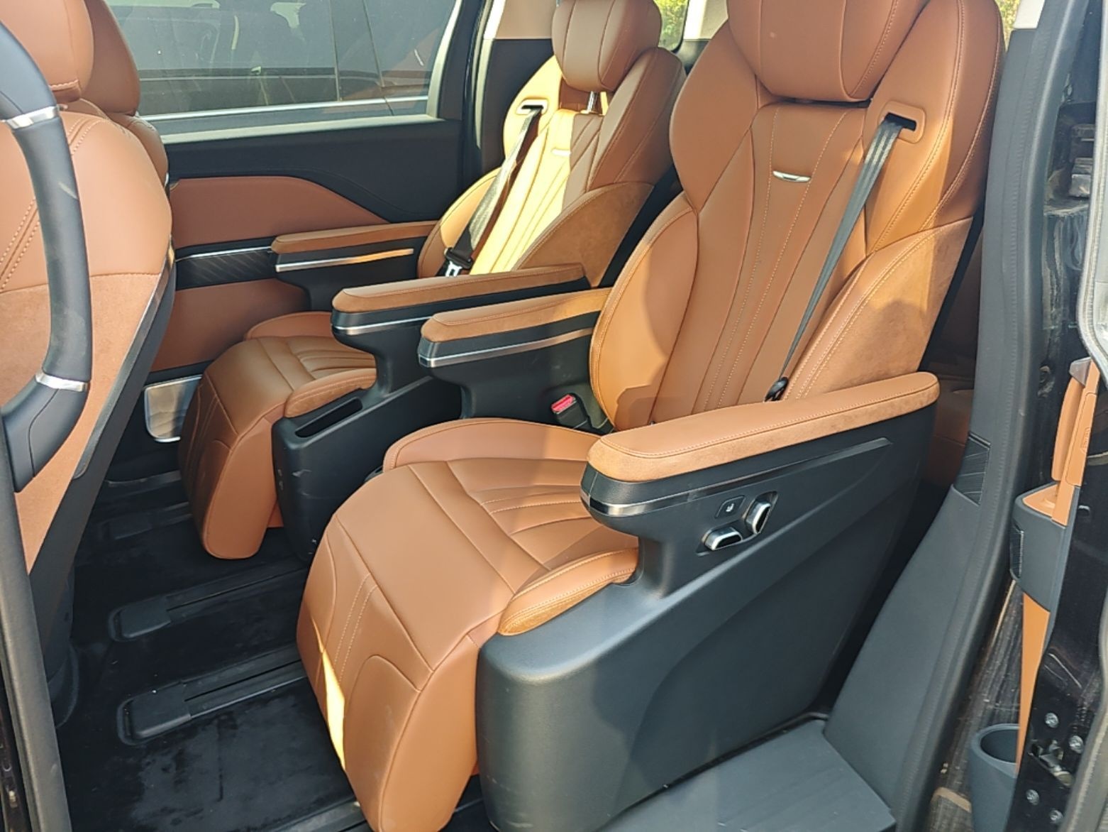 Hongqi HQ9 PHEV 2024 2.0T Four-Wheel Drive Business Edition — снимка 20
