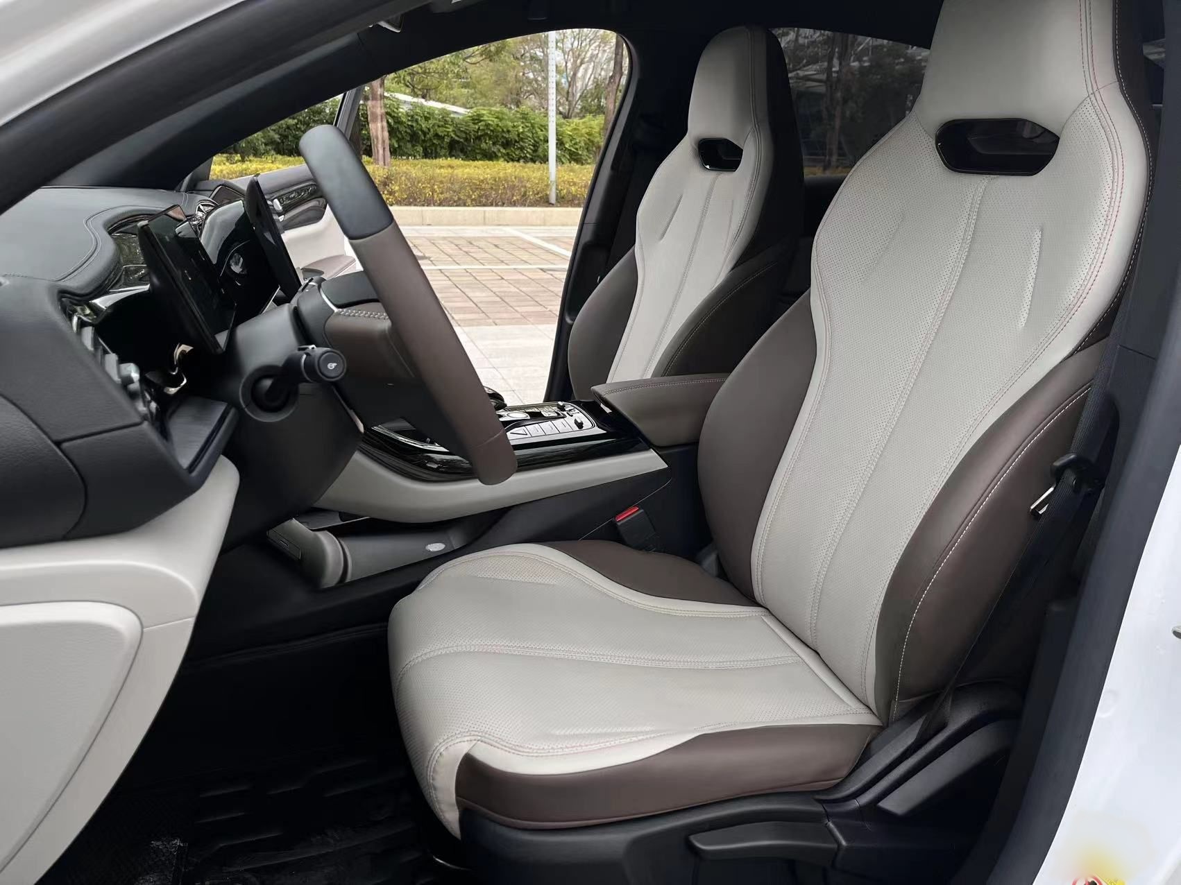 المقاعد الأمامية داخل السيارة