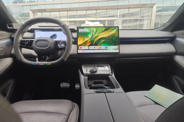 Used Lynk & Co 08 EM-P 2023 220km All-Wheel-Drive Performance Halo Center Console