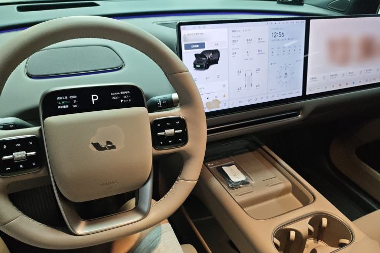 Used Li Auto i6 2025 Model Two-Wheel-Drive Standard Type Center Console