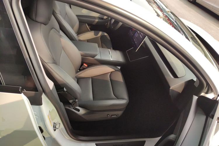 Used Tesla Model Y 2025 Rear-Wheel-Drive Version
