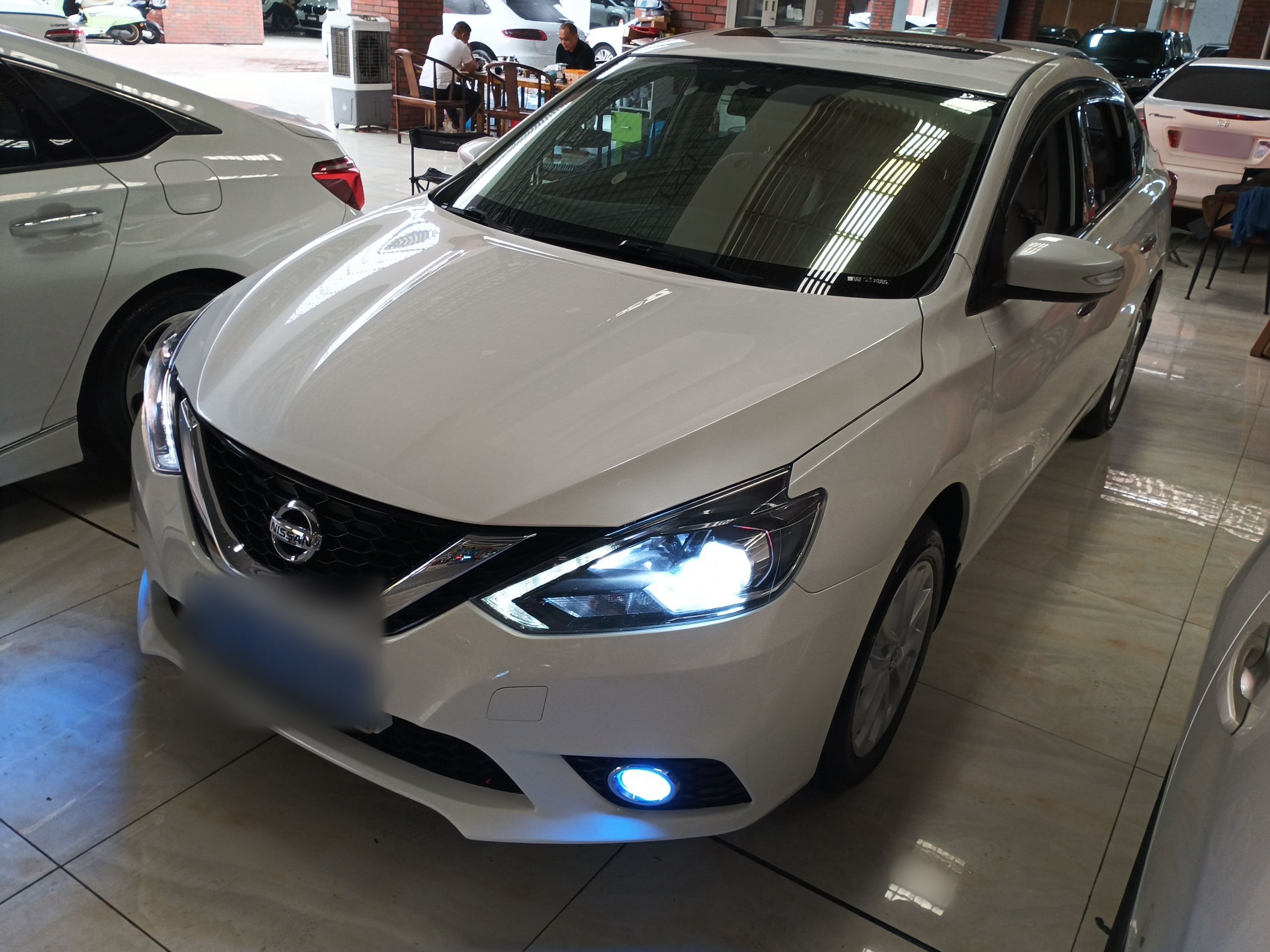 Под передней частью автомобиля