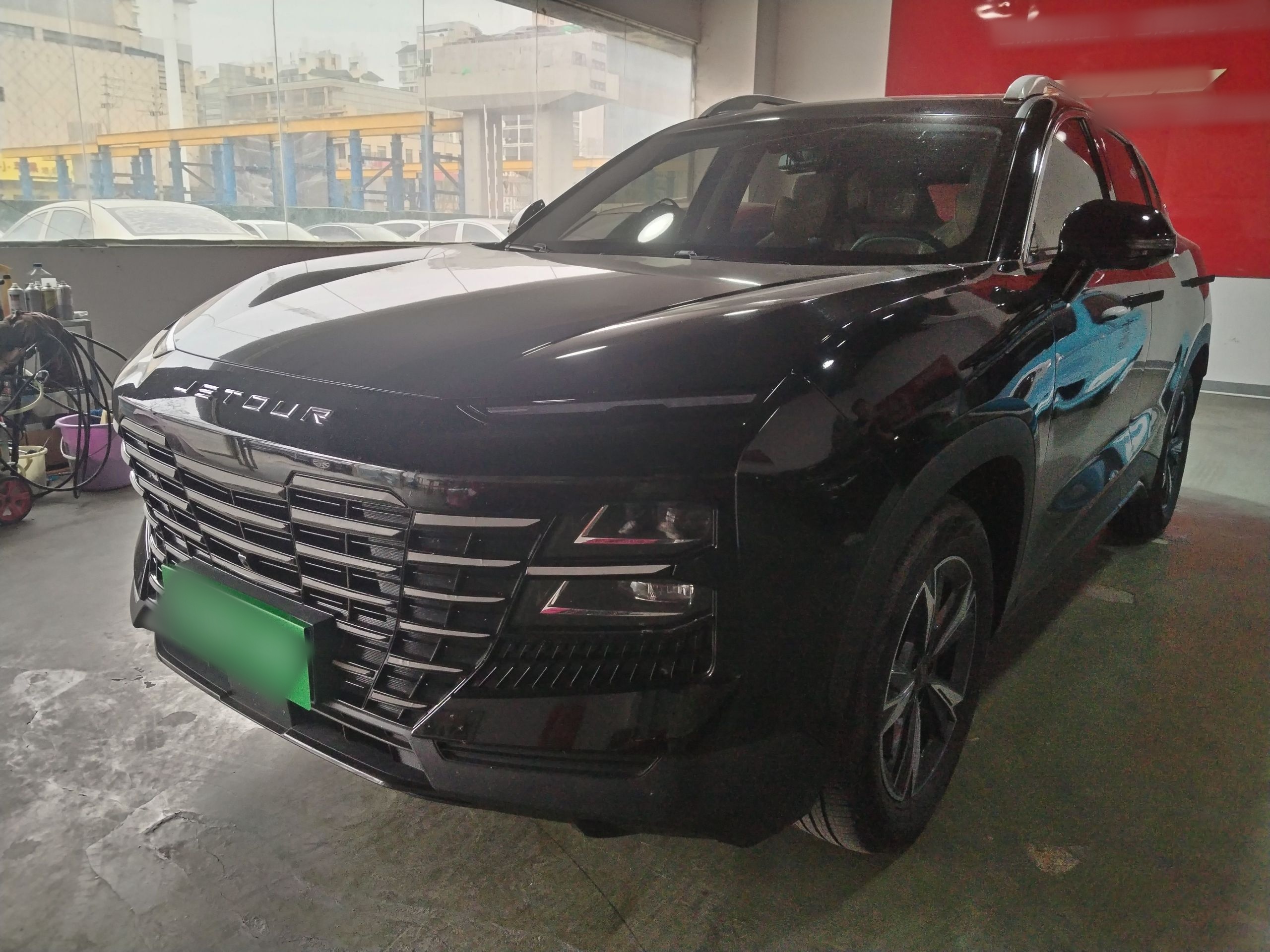 تحت مقدمة السيارة