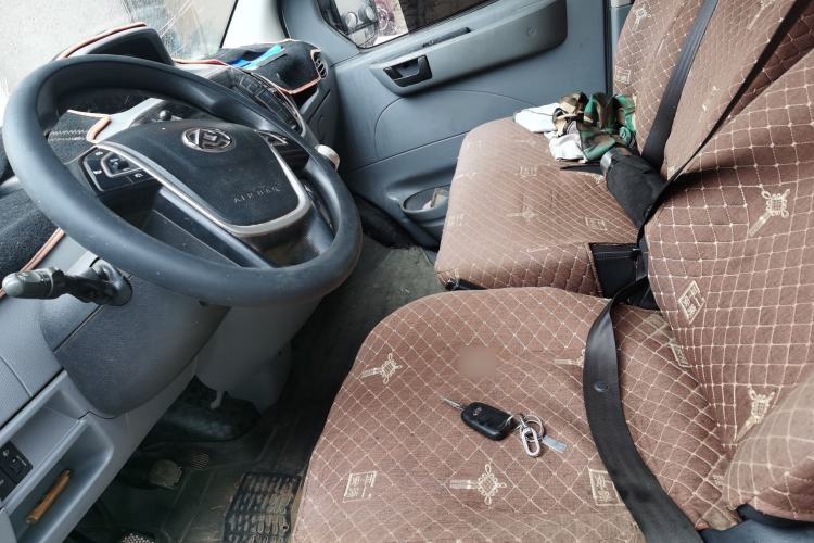 Used SAIC MAXUS Xintu V80 2020 2.5T Manual Classic City Delivery King Short Wheelbase Mid-Roof Design 2/3 Seats