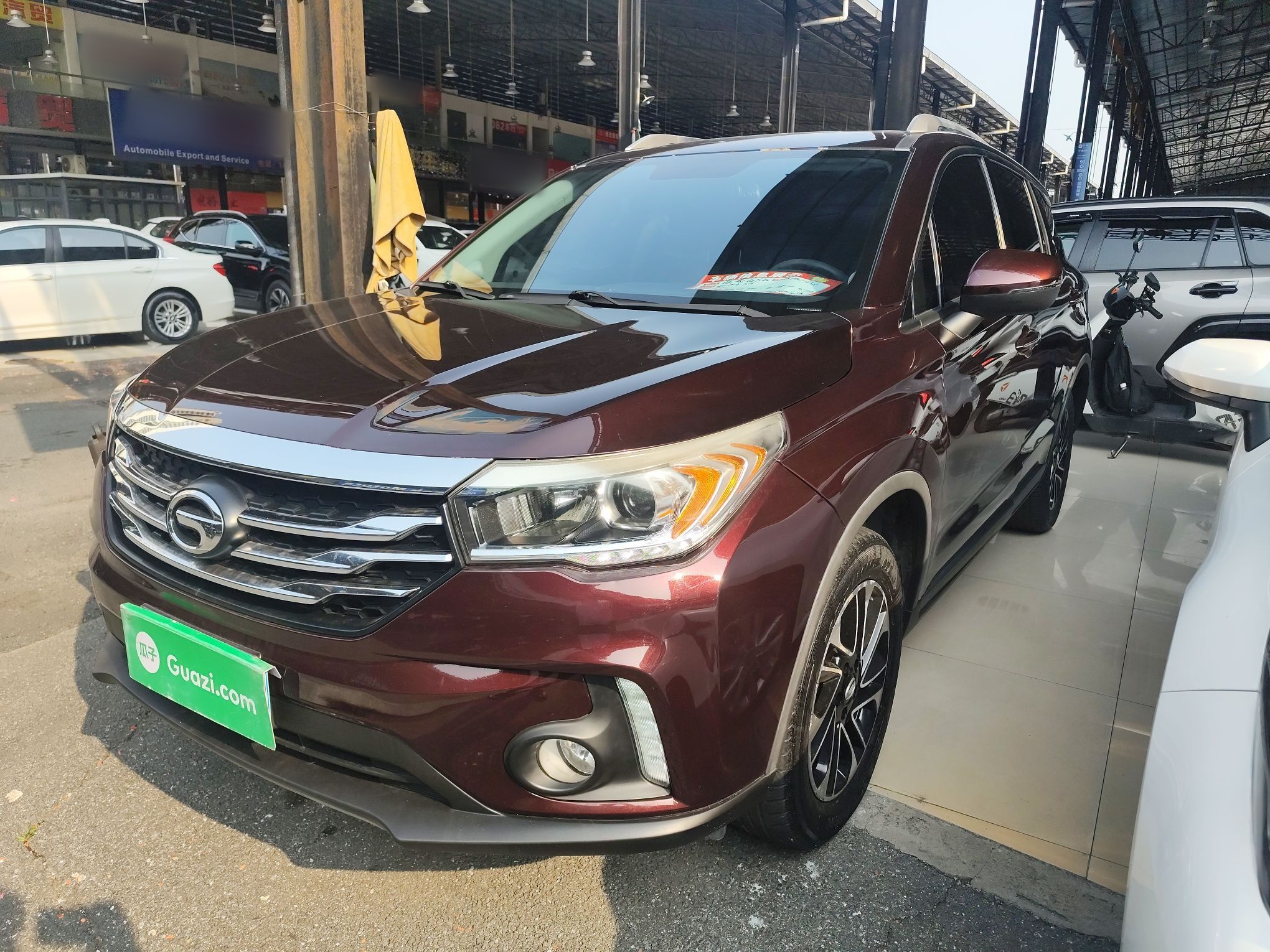 تحت مقدمة السيارة