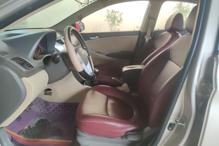 Used Hyundai Verna (older generation) 2010 Sedan 1.4L Manual Comfort GS Left Front Seat