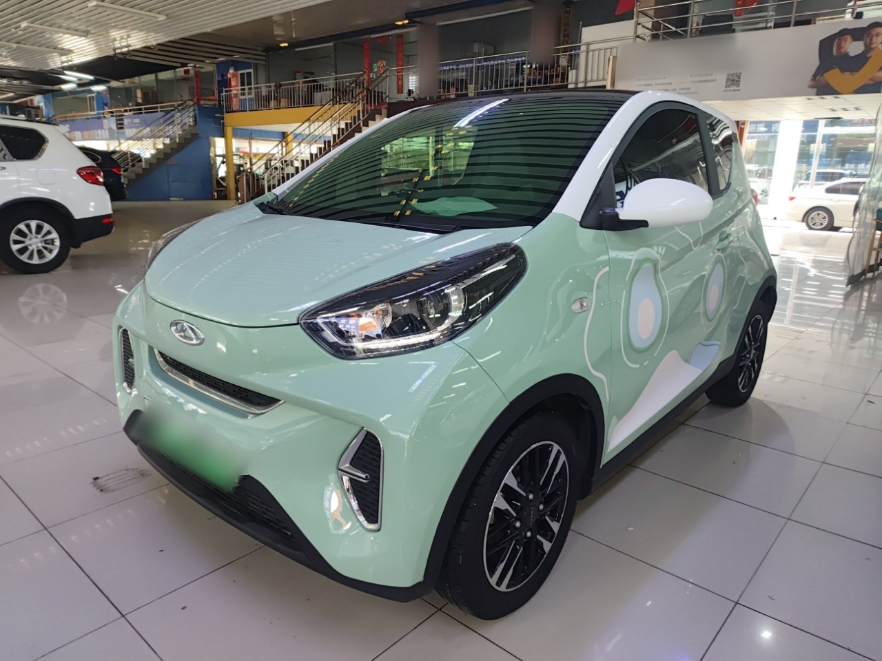 تحت مقدمة السيارة