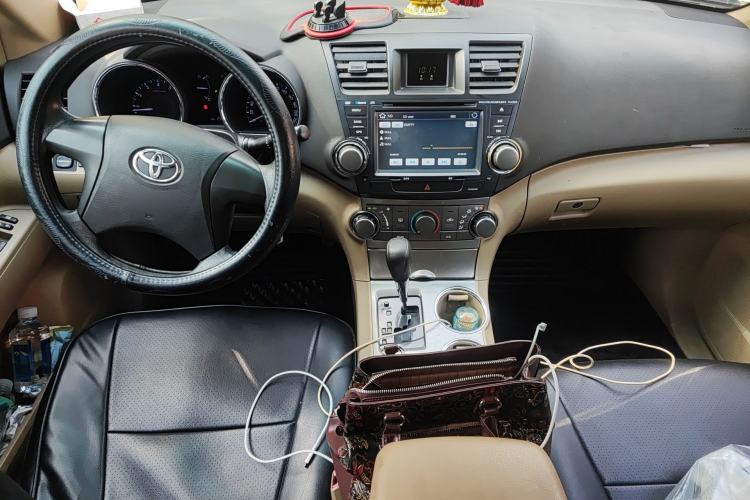 Used Toyota Highlander 2012 2.7L Two-Wheel Drive 7-Seater Elite Edition Center Console