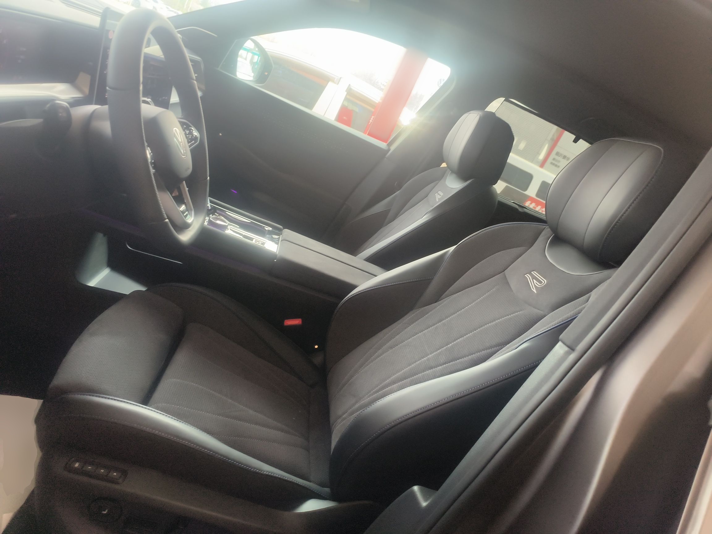 Переднее сиденье в автомобиле