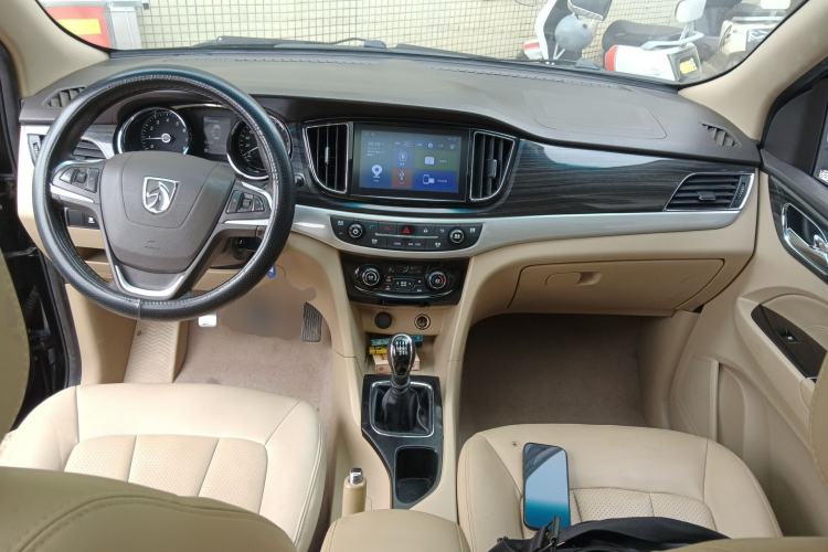Used Baojun 730 2016 1.5T Manual Luxury Edition 7 Seats Center Console