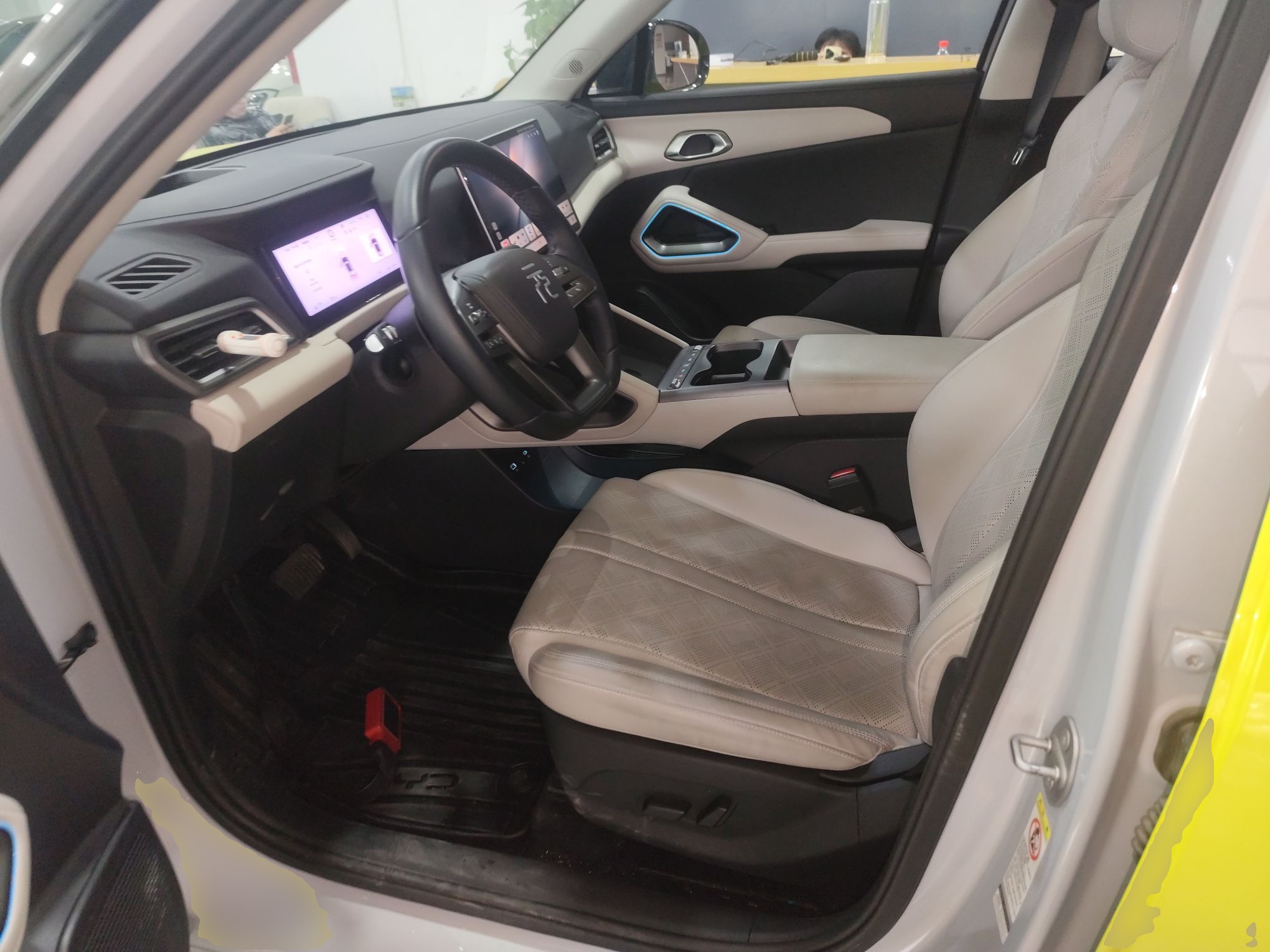 المقاعد الأمامية داخل السيارة