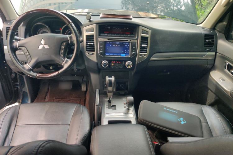 Used Mitsubishi Pajero 2016 3.0L Automatic Prestige Version China V Standard Center Console