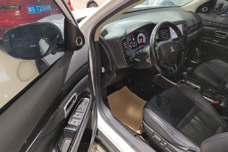 Used Mitsubishi Outlander 2019 2.4L Two-Wheel Drive ZhiXing Version 5 Seats China V Emission Standard