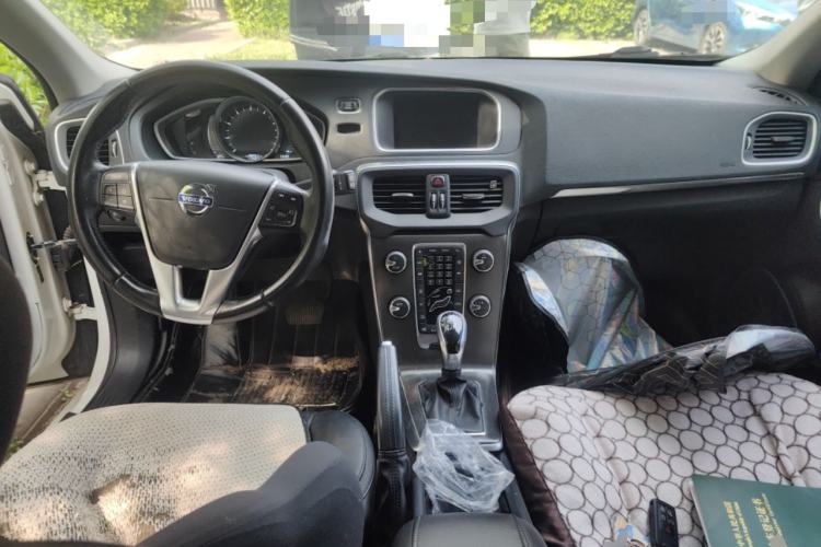 Used Volvo V40 2015 1.6T Zhiya Edition Center Console