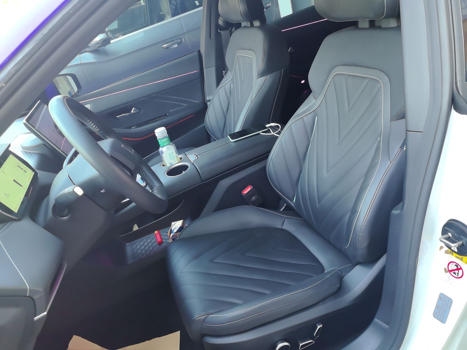 المقاعد الأمامية داخل السيارة