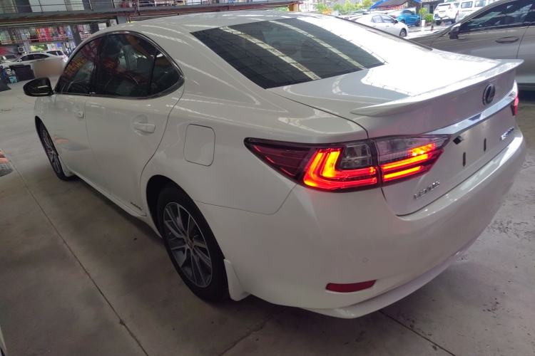 Used Lexus ES 2015 300h Comfort Edition
