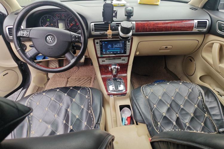Used Volkswagen Passat 2009 2.8L V6 Automatic Supreme Edition Center Console