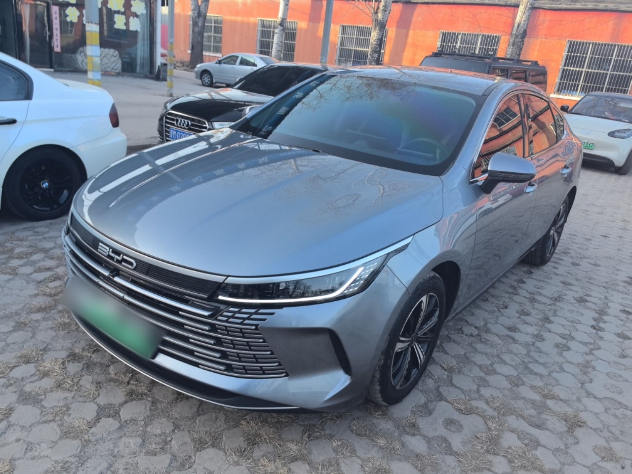 Под передней частью автомобиля