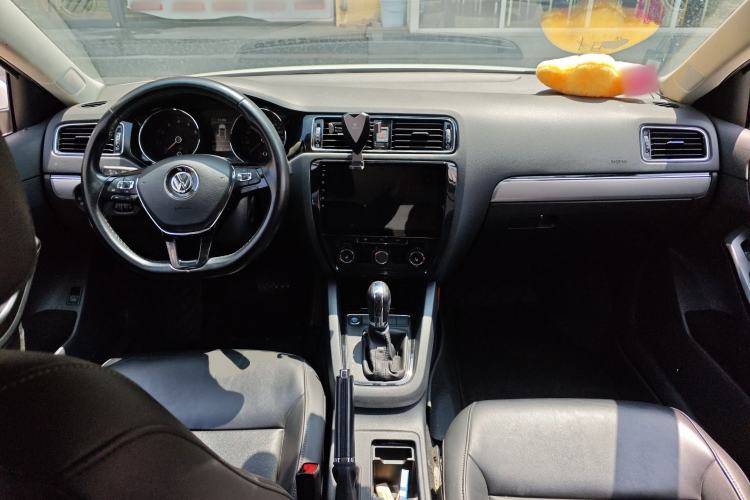 Used Volkswagen Sagitar 2018 180TSI DSG Prestige Edition Center Console