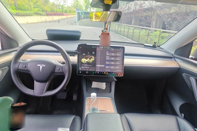 Used Tesla Model Y 2022 Long-Range All-Wheel-Drive Version Center Console