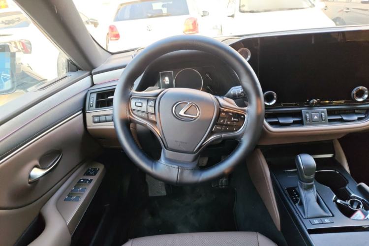 Used Lexus ES 2025 300h Deluxe Edition
