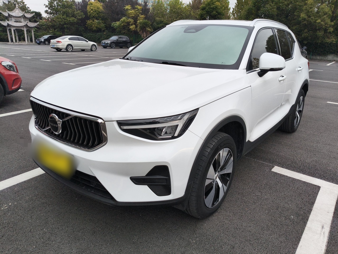 Под передней частью автомобиля