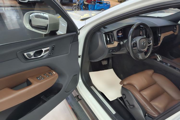 Used Volvo XC60 2022 B5 4x4 Smart Luxury Edition