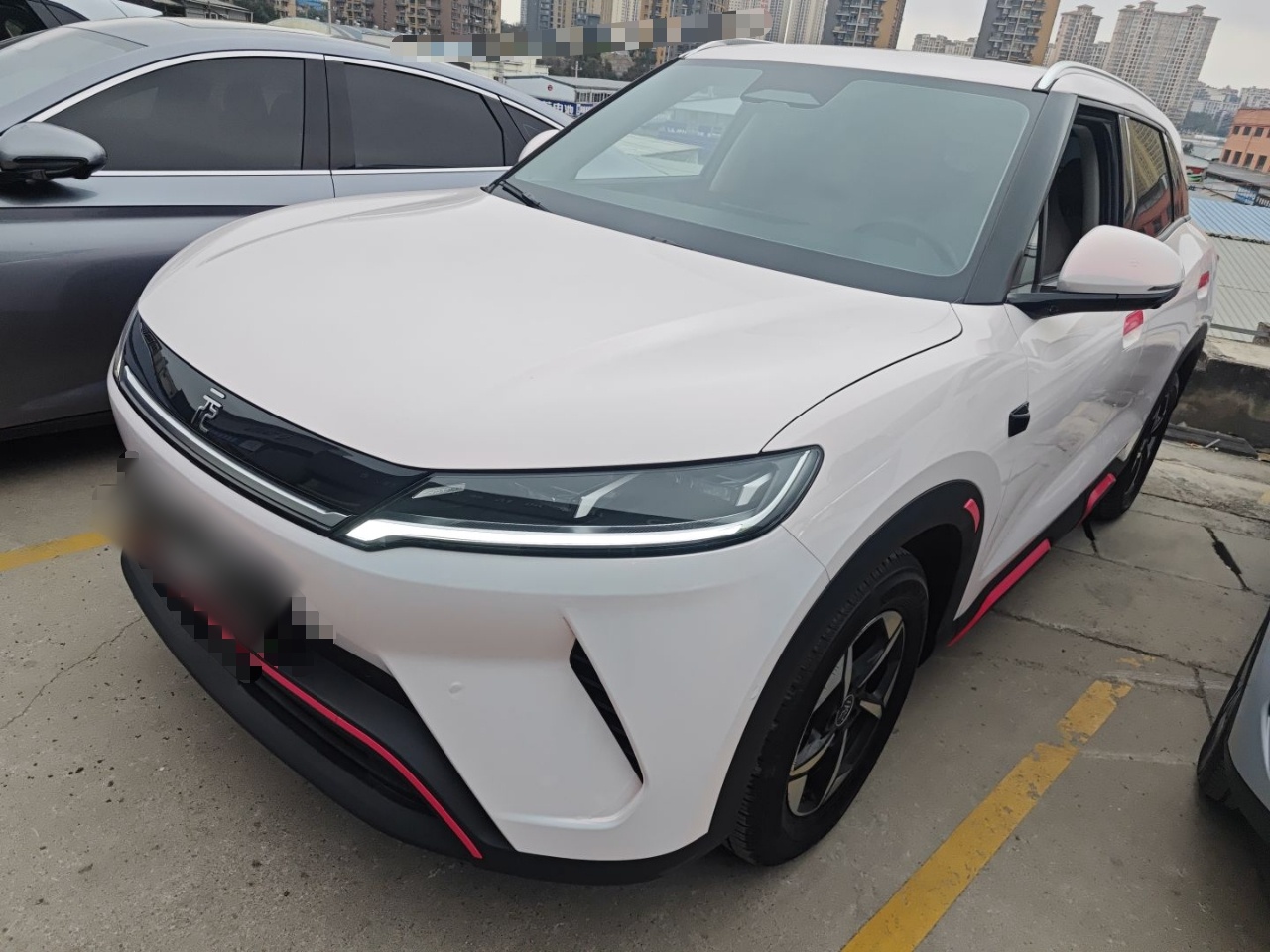 Под передней частью автомобиля