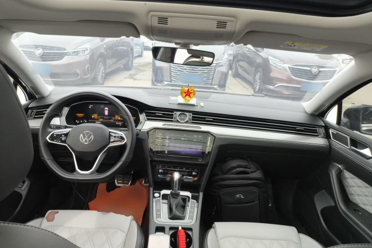 Used Volkswagen Magotan 2023 2 Million Units Limited Edition 330TSI DSG Leading Version Center Console