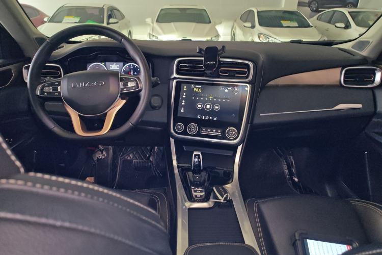 Used Lynk & Co 01 2017 2.0T Two-Wheel Drive Pro Edition Center Console