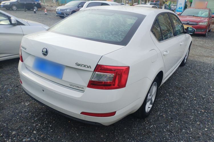 Used Skoda Octavia 2015 1.6L Manual Yijun Edition Rear Right 45 Deg