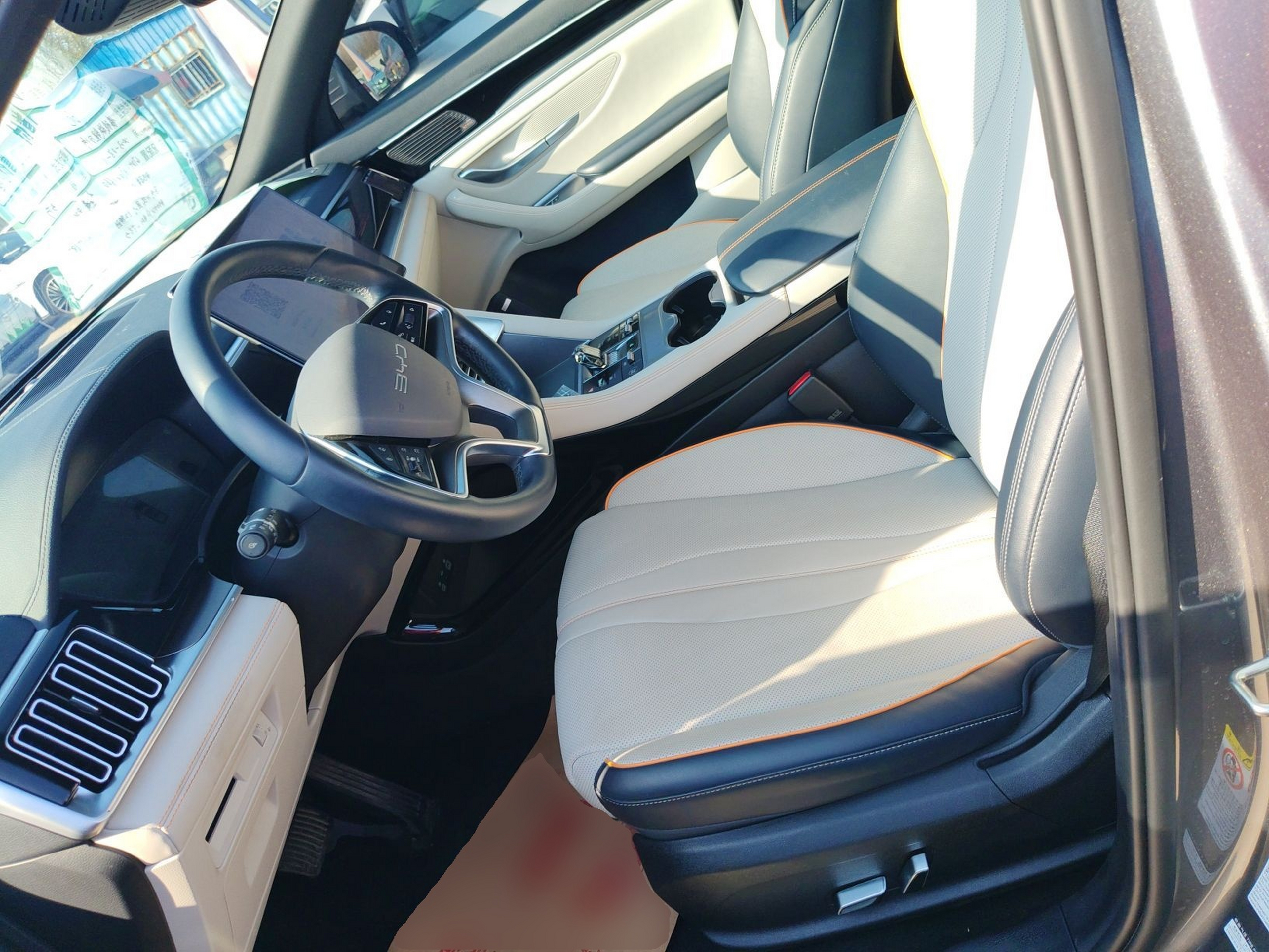 المقاعد الأمامية داخل السيارة