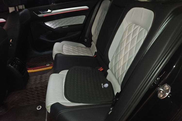 Used Volkswagen Magotan 2023 2 Million Units Commemorative Edition 330TSI DSG Luxury Version Left Rear Seat