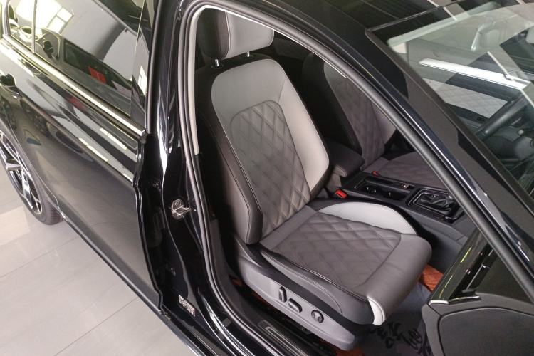 Used Volkswagen Magotan 2023 2 Million Units Limited Edition 330TSI DSG Leading Version Right Front Seat