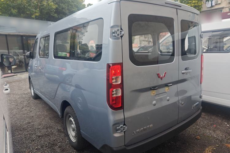 Used Wuling Yangguang 2024 300KM Comfort Version Passenger Van 75kW
