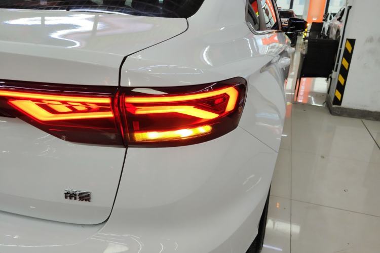 Used Geely Auto Emgrand 2026 Model 4th Generation 4 Millionth Anniversary Edition 1.5L CVT Feiyue Edition Right Rear Taillight