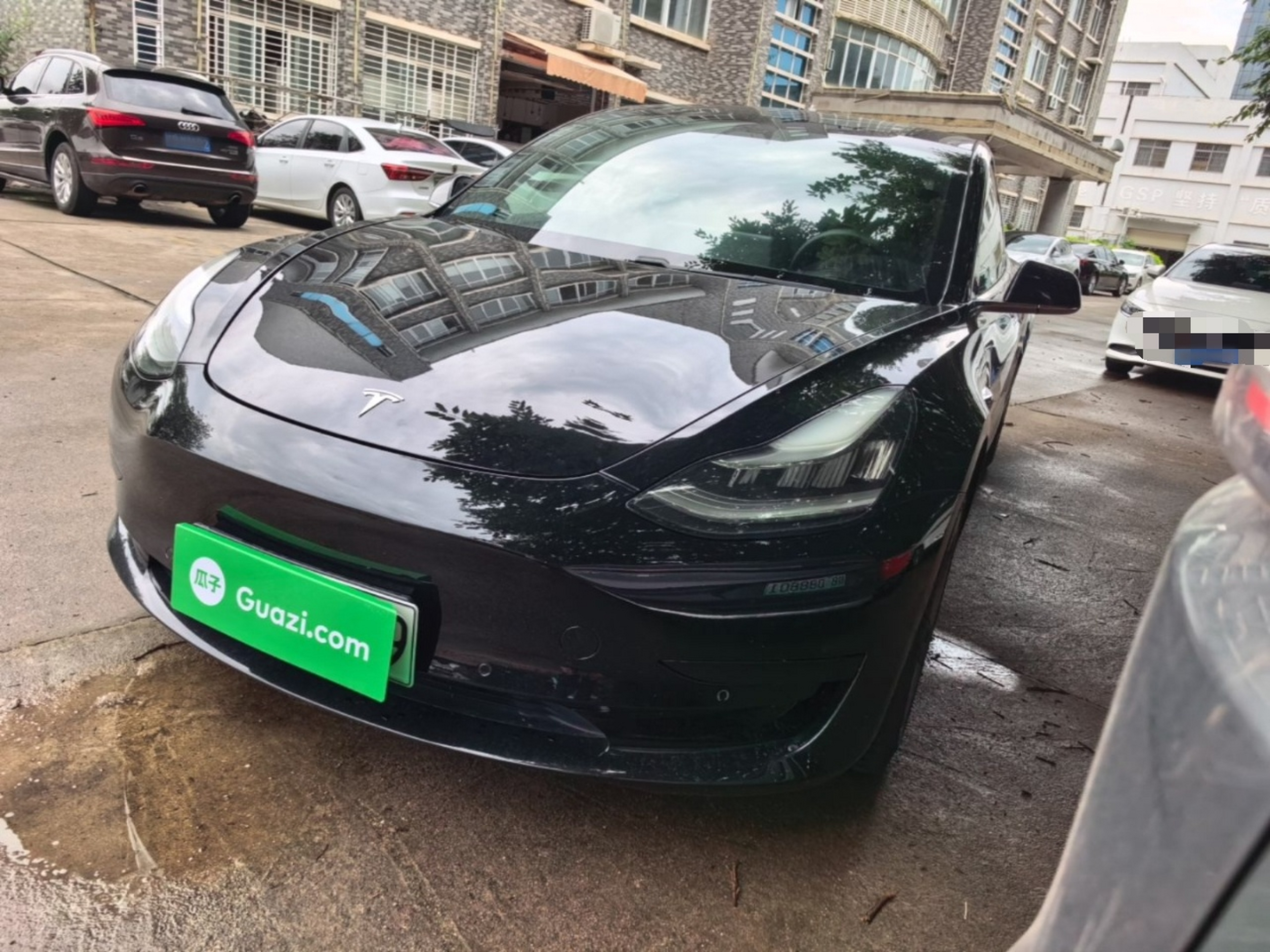 Под передней частью автомобиля