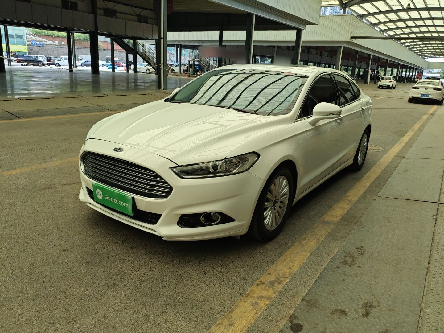 تحت مقدمة السيارة