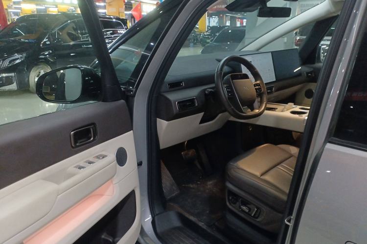 Used Li Auto MEGA 2024 Ultra Model
