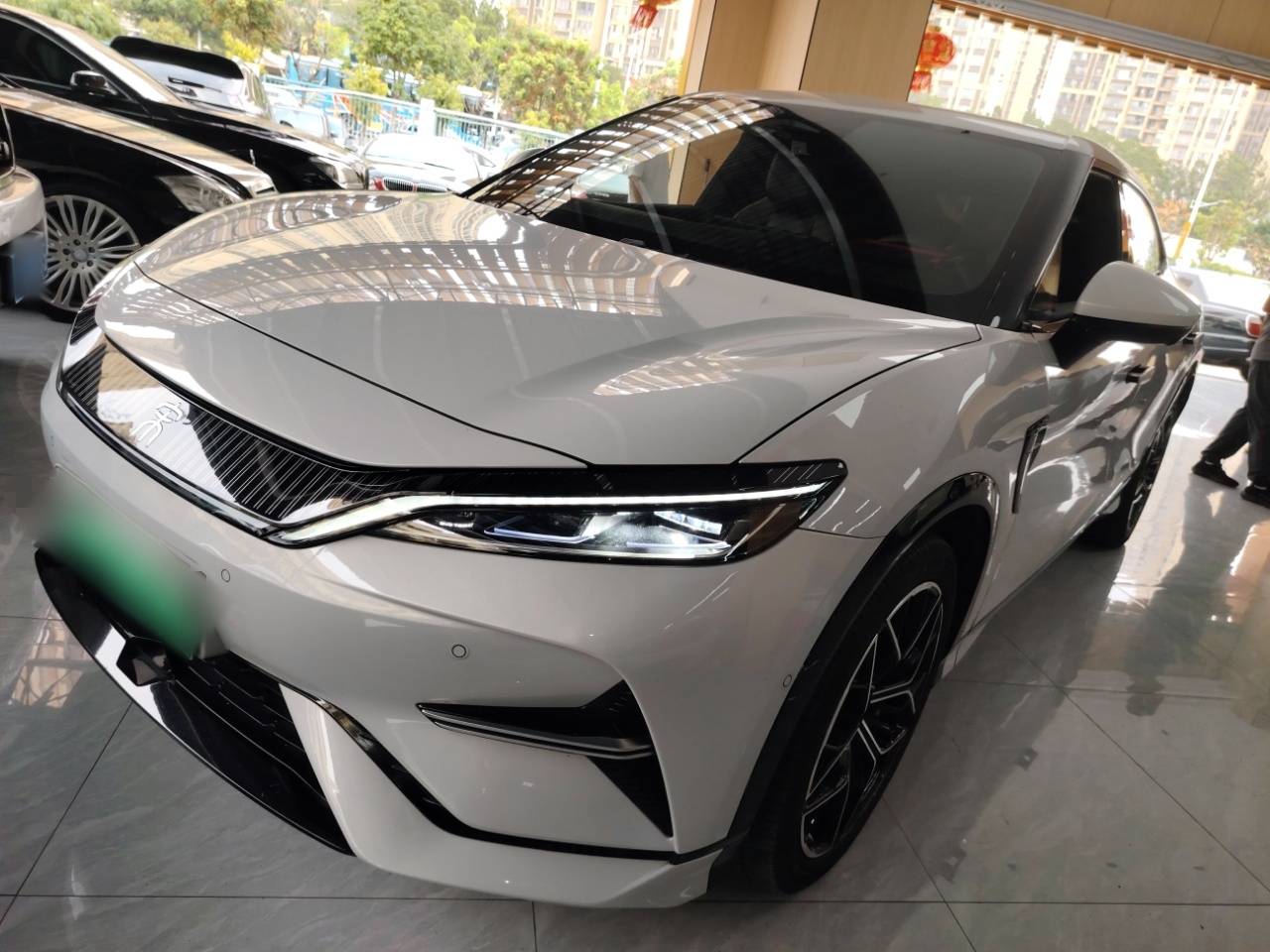 Под передней частью автомобиля