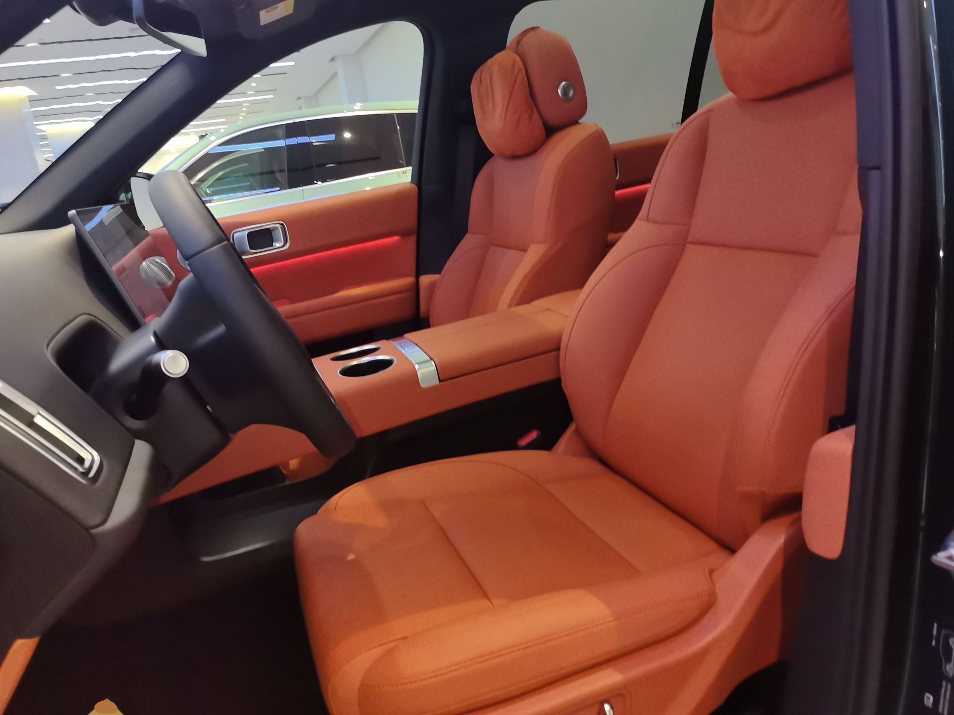 المقاعد الأمامية داخل السيارة