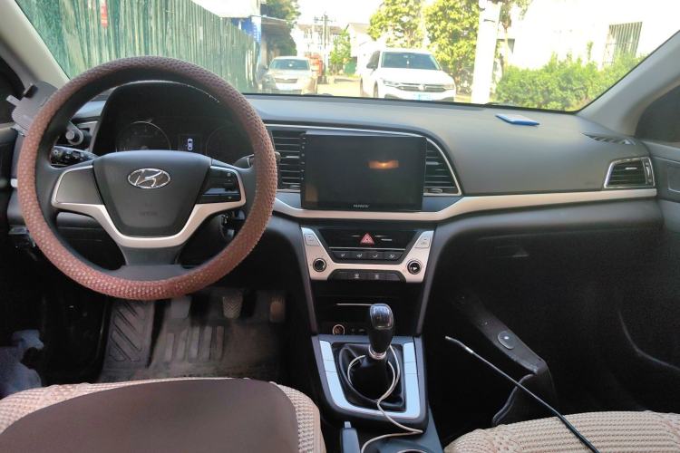 Used Hyundai Elantra (6th Generation / Lingdong) 2016 1.6L Manual ZhiXuan·Youth Edition Center Console